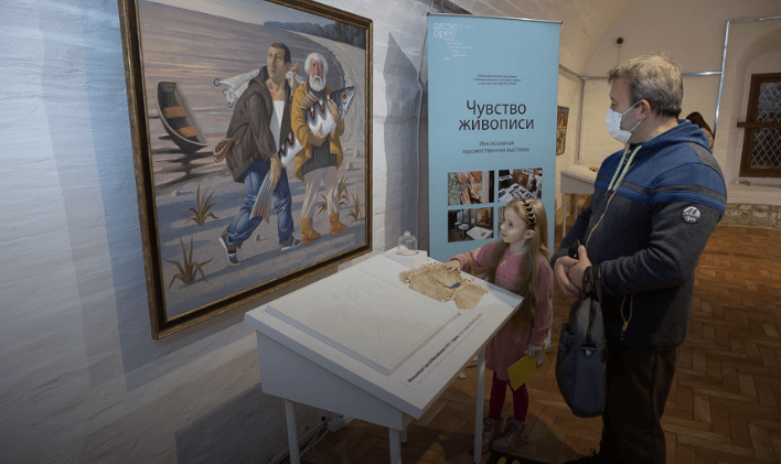 “Rule breaking” exhibition in Arkhangelsk Gostiny Dvory Museum: Exhibits are okay to be touched, smelled and experienced through music and verse